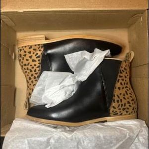Sseko Chelsea leather & fauna SIZE 7. NWOT